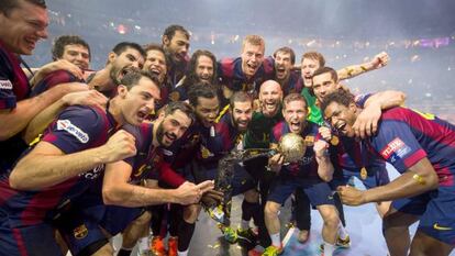 Los jugadores del Barça celebran el título en Colonia.