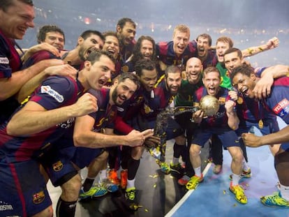 Los jugadores del Barça celebran el título en Colonia.