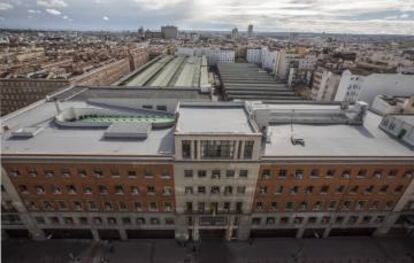 El edificio del Parque Móvil del Estado se sigue uilizando, aunque a medio gas. El Ayuntamiento de Madrid ya ha reclamado el espacio infrautilizado para viviendas sociales.