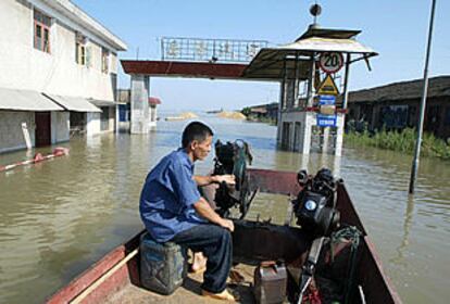 Una carretera inundada, con el peaje en segundo plano, a orillas del lago Dongting, en China.