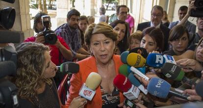 Magdalena Álvarez speaks to reporters after testifying last October before Judge Mercedes Alaya.