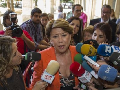 Magdalena Álvarez speaks to reporters after testifying last October before Judge Mercedes Alaya.