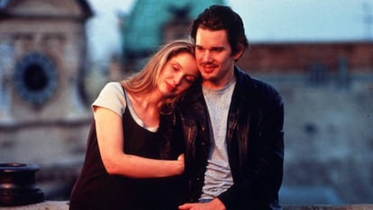 Julie Delpy y Ethan Hawke en un fotograma de la película 'Antes del amanecer' de Linklater.