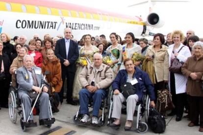 Recibimiento en el aeropuerto de Manises de los inmigrantes valencianos que pasarán las Fallas en Valencia.