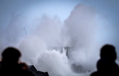 Una ola rompe en el Paseo Nuevo de San Sebastián, durante el paso del temporal de invierno Bruno, el 27 de diciembre, que ha dejado rachas muy fuertes de viento y ha provocado olas de hasta siete metros. 