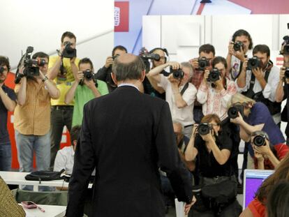 Alfredo Pérez Rubalcaba, durante su comparecencia en la sede nacional del PSOE, para explicar su campaña en las elecciones primarias socialistas.