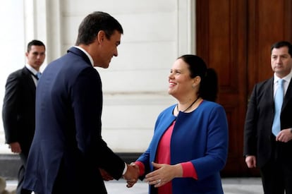 El presidente Pedro Sánchez, con la presidenta del Congreso de Chile, Maya Fernández.