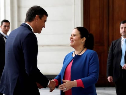 El presidente Pedro Sánchez, con la presidenta del Congreso de Chile, Maya Fernández.