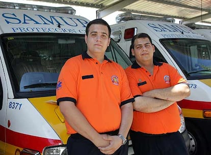 Los voluntarios Ignacio Arana-Ortiz (a la izquierda) e Isaac Laloma, tras recibir las medallas y los diplomas.