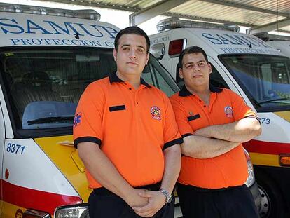 Los voluntarios Ignacio Arana-Ortiz (a la izquierda) e Isaac Laloma, tras recibir las medallas y los diplomas.