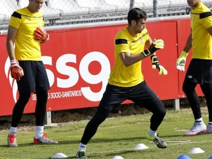 Sergio Rico vuelve a la portería del Sevilla tras la lesión de Beto.