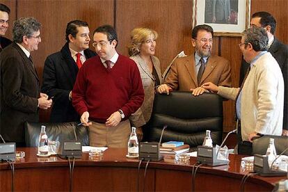 Los miembros de la ponencia de la reforma antes de comenzar la reunión de ayer en el Parlamento.