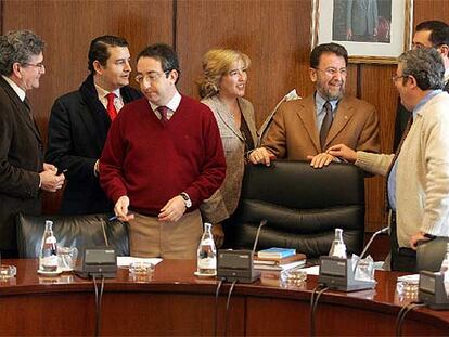 Los miembros de la ponencia de la reforma antes de comenzar la reunión de ayer en el Parlamento.