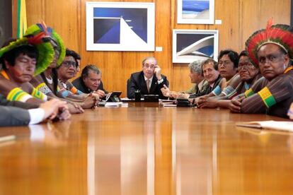 Cunha recebe no &uacute;ltimo dia 4 grupo de &iacute;ndios contr&aacute;rios &agrave; PEC 215.