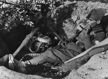 Un soldado republicano fotografiado en el frente de Madrid durante la Guerra Civil