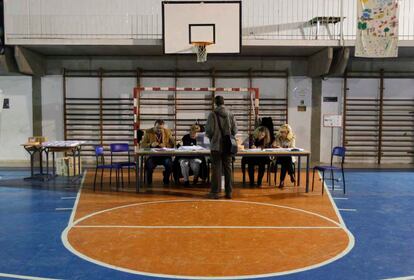 Mesa electoral en un polideportivo de Sevilla.