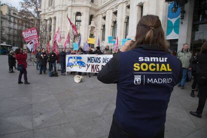 Samur social se manifiesta enfrente del Ayuntamiento 