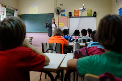 El PP y Vox tumban la iniciativa legislativa popular para climatizar y aislar los colegios de Madrid