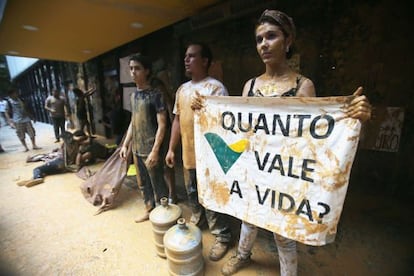 Ativistas protestam contra desastre de Mariana na sede da Vale no Rio.