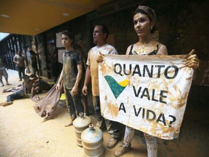 Ativistas protestam contra desastre de Mariana na sede da Vale no Rio.