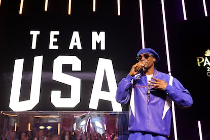 Snoop Dogg actúa en el Palacio de la Bolsa de París, durante un espectáculo en apoyo del equipo de baloncesto de EEUU. 