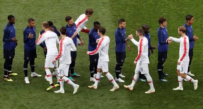 Los jugadores franceses y croatas se saludan antes del partido.