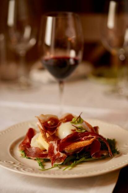 Plato de huevos con jamón ibérico del restaurante Gadanha, en Estremoz (Portugal).