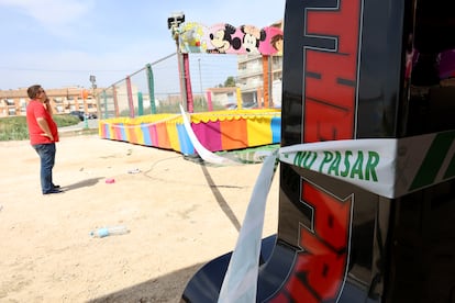 Un hombre observa las camas elásticas del recinto ferial de Alquerías donde una niña de dos años ha fallecido tras recibir una descarga eléctrica, este domingo.