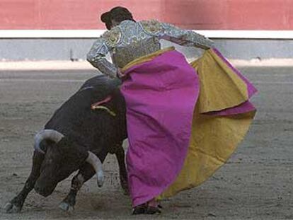 Matías Tejela, durante la lidia al primero de su lote.