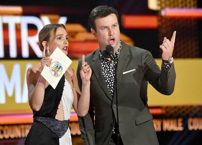 Leighton Meester y Taran Killam, sobre el escenario.