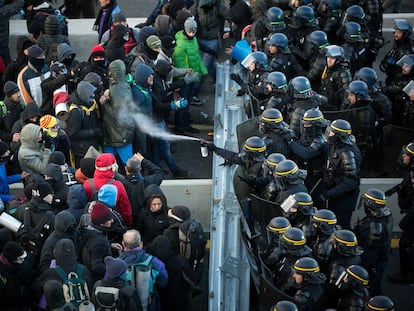 Protesta de Tsunami Democràtic en la AP-7 a la altura de la frontera con Francia, el 12 de noviembre.