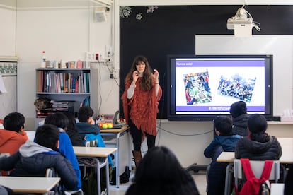 Giulia Lo Gerfo, estudiante de doctorado en el ICFO de Castelldefels, ha participado en una charla informativa de #100tífiques con alumnos de sexto del Institut Escola Elisabets del barrio del Raval de Barcelona.