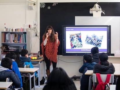 Giulia Lo Gerfo, estudiante de doctorado en el ICFO de Castelldefels, ha participado en una charla informativa de #100tífiques con alumnos de sexto del Institut Escola Elisabets del barrio del Raval de Barcelona.