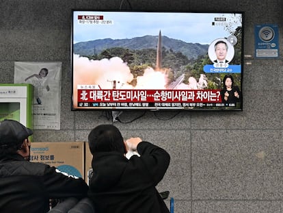Visitantes observan este jueves un informativo que muestra imágenes de archivo de una prueba de misiles norcoreanos, en la terminal de ferry de la isla surcoreana de Ulleungdo.