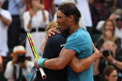 Rafael Nadal (derecha) es felicitado por Dominic Thiem.