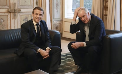 El presidente francés, Emmanuel Macron, y Michel Barnier, cuando este era negociador de la UE para el Brexit.