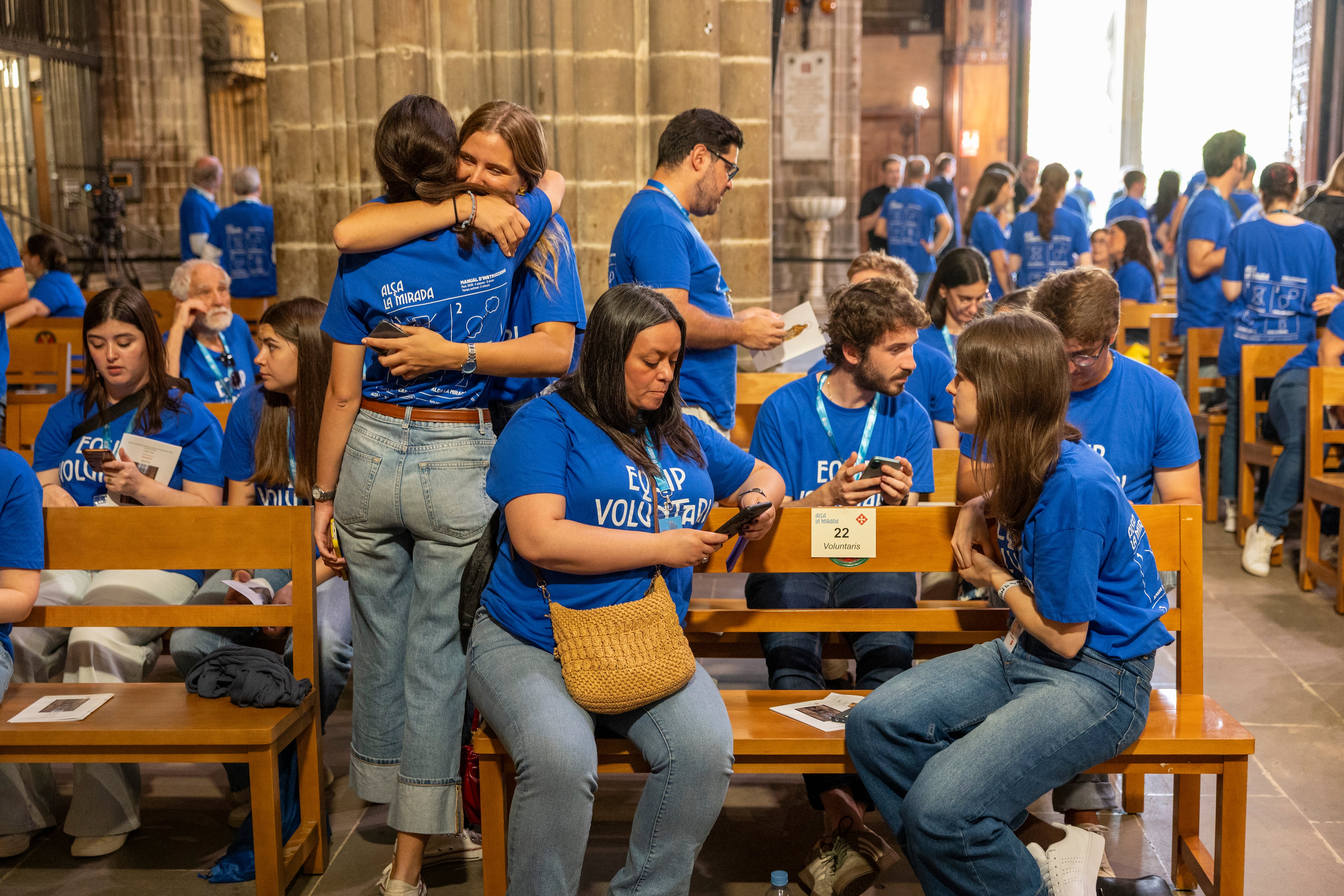 Una imagen de voluntarios en el interior de la Catedral antes de la Sexta Hora.