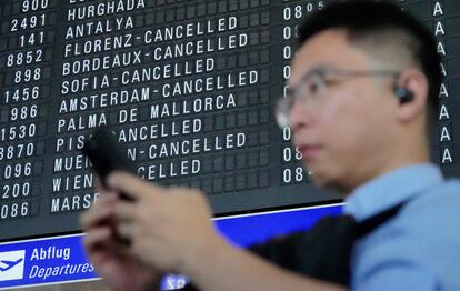 Cartel en el que se muestran vuelos cancelados, este jueves en el aeropuerto de Fráncfort.