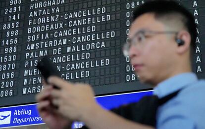 Cartel en el que se muestran vuelos cancelados, este jueves en el aeropuerto de Fráncfort. 