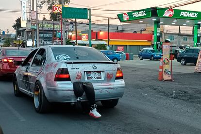 Un automóvil porta la recreación de un cadáver en la cajuela mientras circula por las calles de la alcaldía Tláhuac en Ciudad de México.