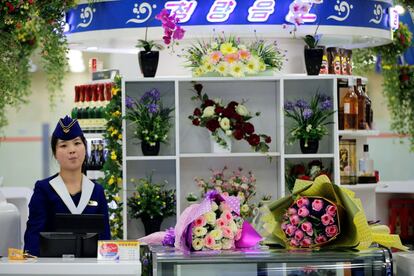 Una vendedora espera a que se aproximen clientes en una tienda en el interior del aeropuerto internacional de Pyongyang (Corea del Norte), el 3 de mayo de 2016.