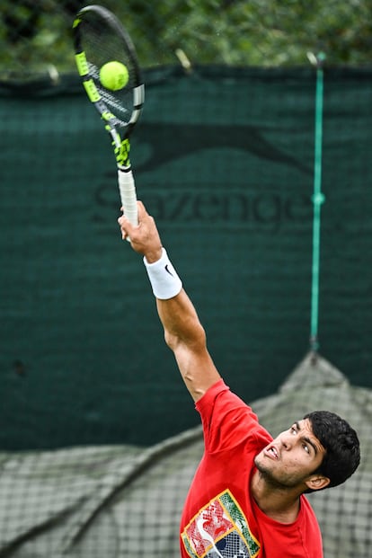 Alcaraz sirve durante el entrenamiento del domingo en Aorangi Park.