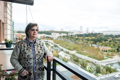 Bajo su ventana, Carmen Ovejero, vecina de Madrid Río, ya no ve coches sino bicicletas. 