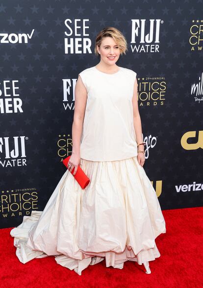 Junto con el rojo, el blanco fue el otro color que se hizo un hueco en los estilismos. Fue la apuesta de la directora y coguionista de 'Barbie', Greta Gerwig, que llegó al evento con un voluminoso modelo de Molly Goddard, un bolso de Tyler Ellis y joyas de Tabayer. Junto a su marido, Noah Baumbach, ganó el premio a mejor guion original.