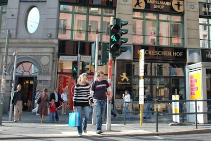 Semáforos con el Ampelmännchen, justo delante de una tienda de la marca creada a partir de este símbolo.