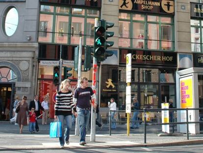Semáforos con el Ampelmännchen, justo delante de una tienda de la marca creada a partir de este símbolo.