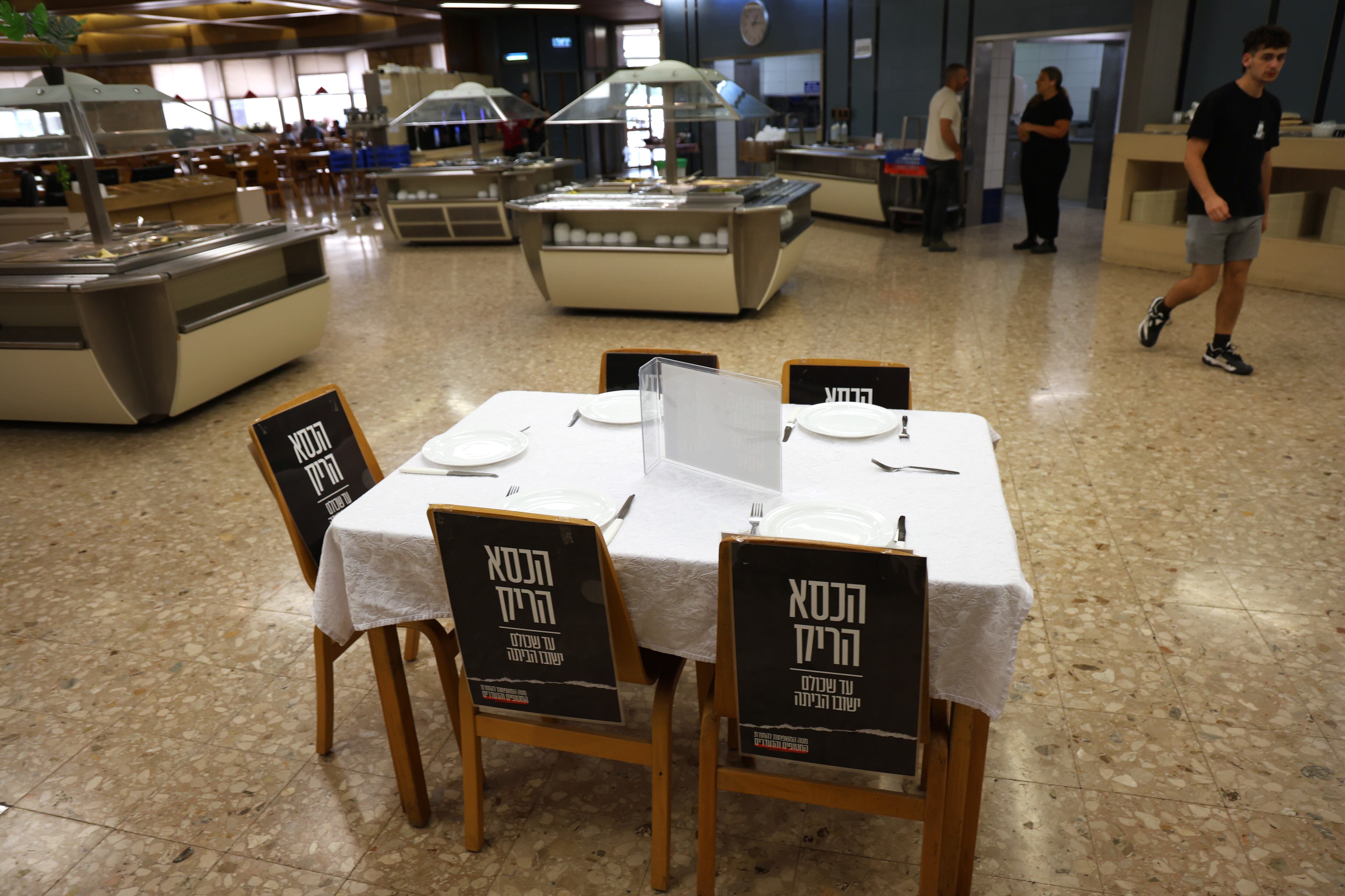 Mesa en recuerdo de los cinco vecinos del kibutz Beeri que permanecen –ya dados por muertos- secuestrados en Gaza.