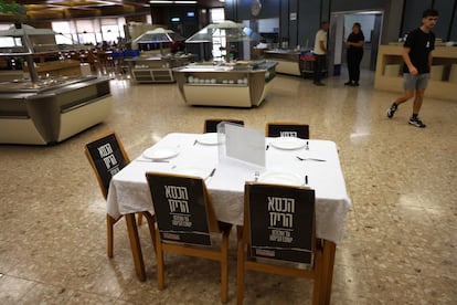 Mesa en recuerdo de los cinco vecinos del kibutz Beeri que permanecen –ya dados por muertos- secuestrados en Gaza.