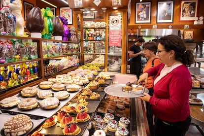 Clientes seleccionan pan y tartas.