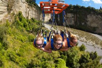 La triple tirolina de Flying Fox (zorro volador) sobre el cañón del río Rangitikei, en Nueva Zelanda, está considerada como la más rápida del mundo.